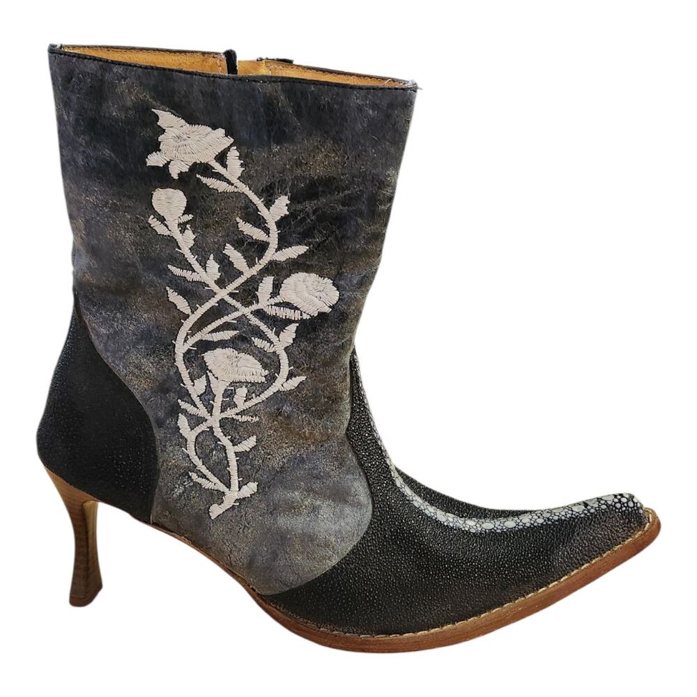 Carreta Exotic Stingray Leather Embroidered Gray Pointed Heel Boots Sz 9.5